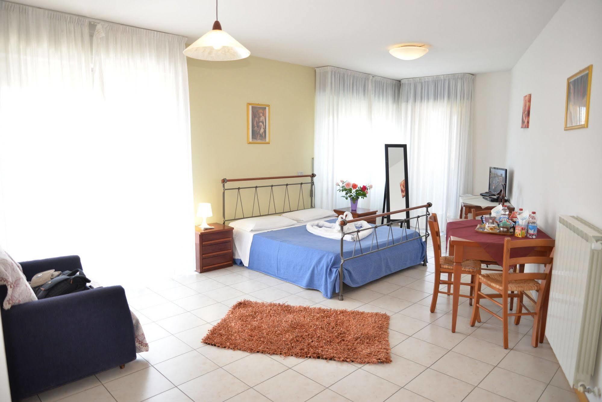 Residence Le Corniole Arezzo Bagian luar foto